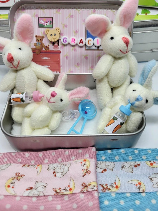 📢📢ACHETEZ-EN 1, OBTENEZ-EN 1 GRATUITEMENT !!⏰🐇Petite peluche lapin momie dans une boîte métallique