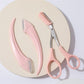 📢📢ACHETEZ 1 ET RECEVEZ 1 GRATUITEMENT !! ⏰  Ciseaux à Sourcils avec Peigne – Coupe précise, compact & nomade – Parfait pour des sourcils parfaitement coiffés ✨