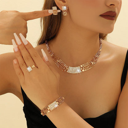 💎 -50% ! ✨ Parure de Bijoux Strass Élégante 4 Pièces – Alliage Zinc + Strass – Collier, Boucles d’Oreilles, Bracelet & Bague pour Soirée et Cadeau 🎁
