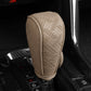 🚗 -50% ! 🧵 Cache Pommeau de Levier de Vitesse Respirant Universel – Cuir PU + Éponge – Perforation Laser & Protection Tri-Couche pour Intérieur Auto 🛡️