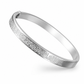 📢📢50% DE RÉDUCTION !! ⏰  Bangle en acier titane plaqué or 18K – Finition miroir éclatante, gravure de lettres délicate & acier premium anti-oxydation – Élégance hypoallergénique pour un port quotidien 💛
